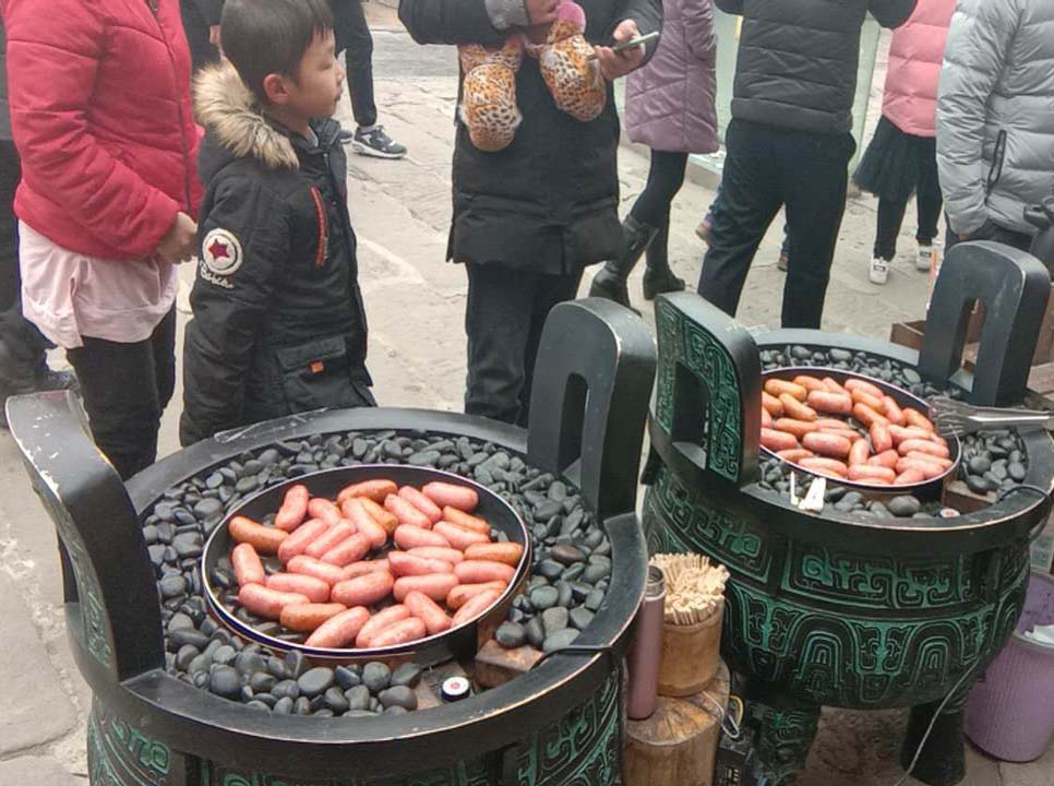 漢(han)伯尅(ke)石鍋烤腸貴陽廟(miao)會倍受(shou)歡迎